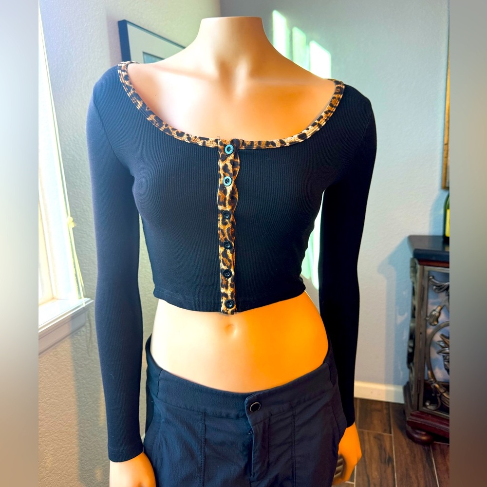 Unbranded cropped long-sleeved button-up black top with print piping, size small